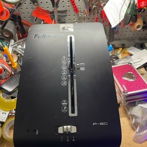 Paper shrreder Fellowes 
Cross cut